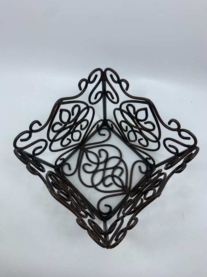 SM METAL SCROLL PLANT HOLDER.