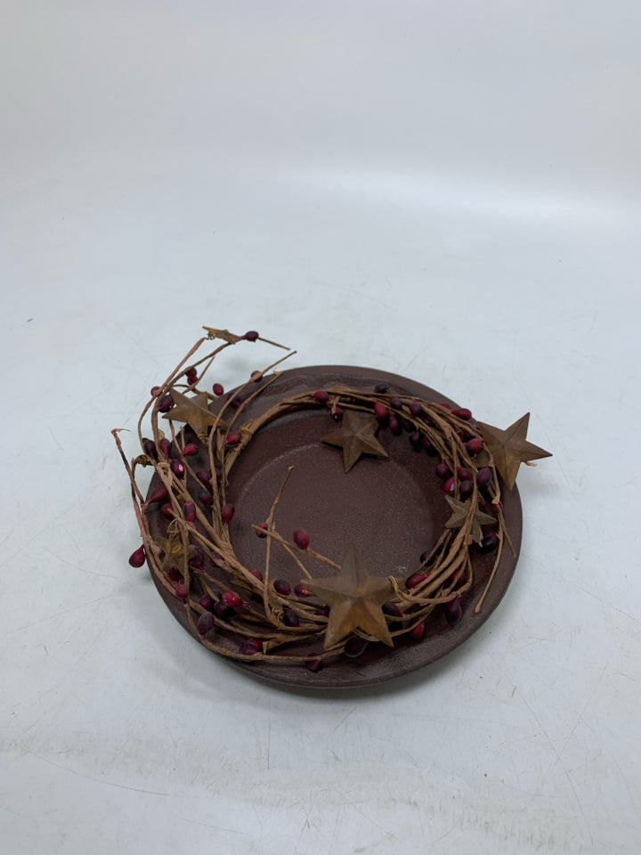 2 PC PRIMITIVE STYLE MARRON CANDLE PLATE W/ PIP BERRIES WREATH.