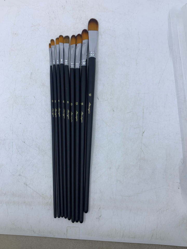 9 BLACK HANDLES PAINT BRUSHES IN PLASTIC CONTAINER.
