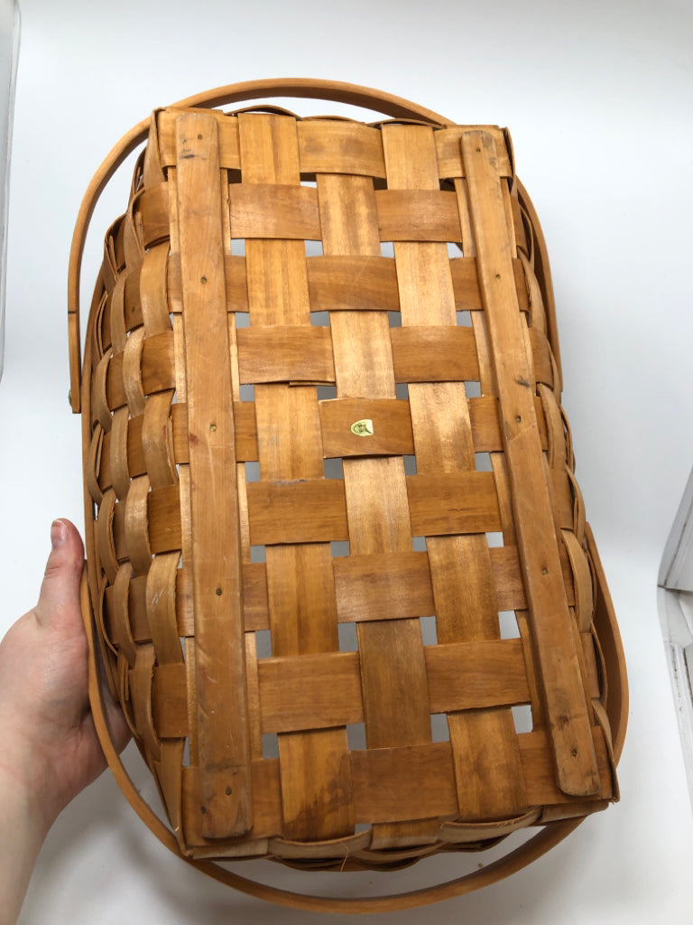 WOVEN BASKET TRAY W/HANDLES.