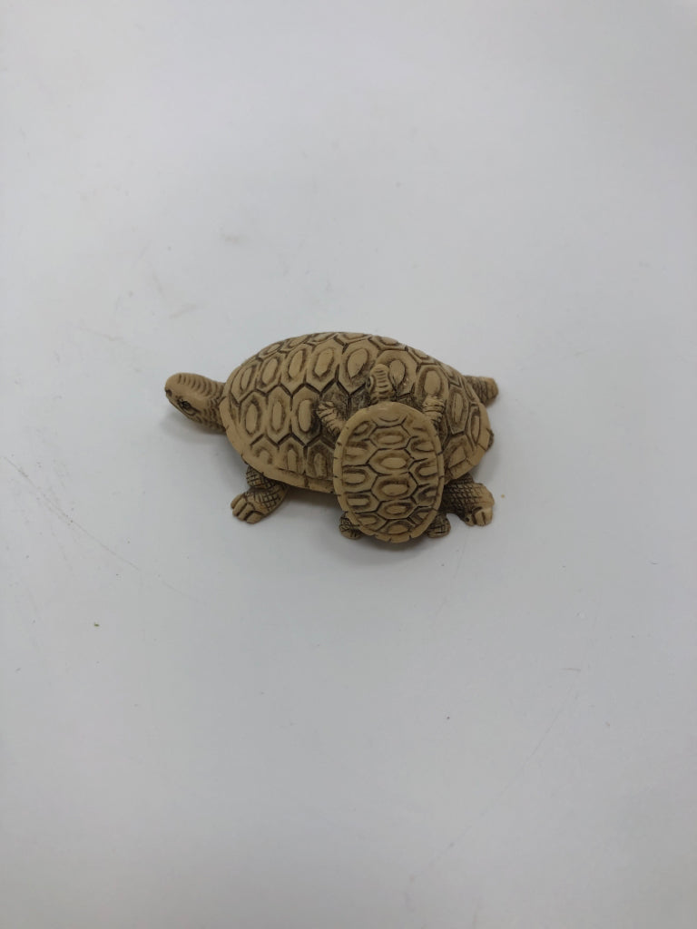 TURTLE W/BABY FIGURINE.