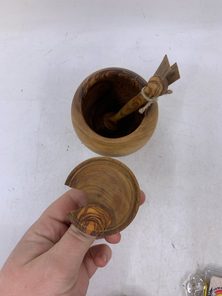 EMPTY WOOD HONEY HOLDER W/ WAND.