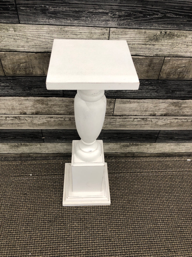 FARMHOUSE STYLE WHITE WOODEN PLANT STAND.