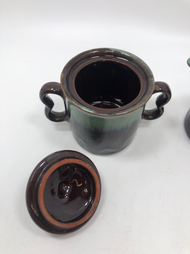 BROWN/GREEN GLAZE SUGAR AND CREAMER POTTERY SET.
