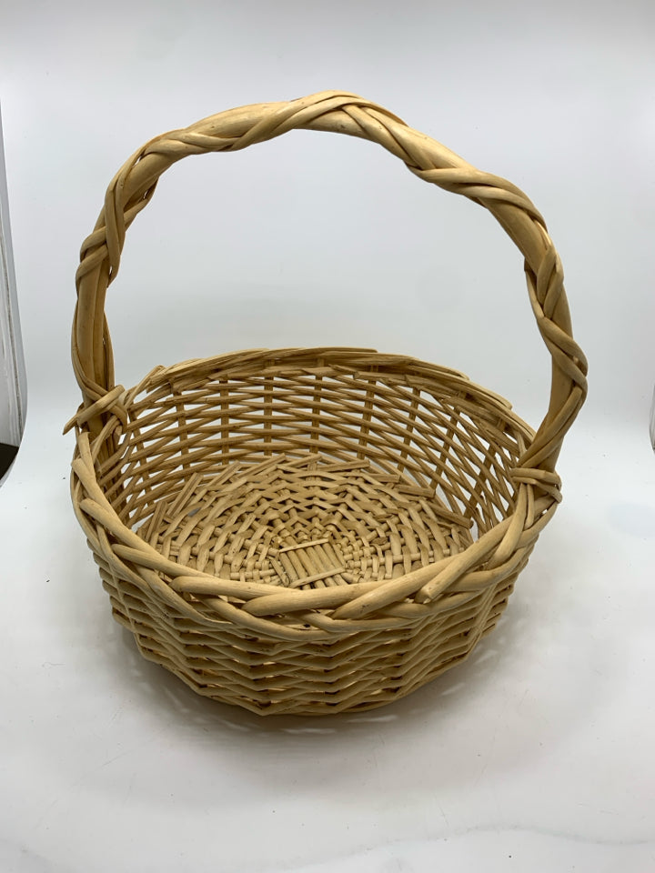 BLONDE WICKER BASKET W/HANDLE.