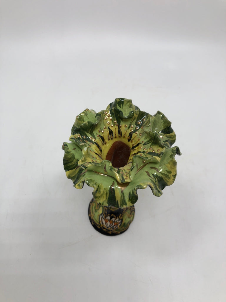 VTG FLORAL CERAMIC VASE W/RUFFLE TOP.