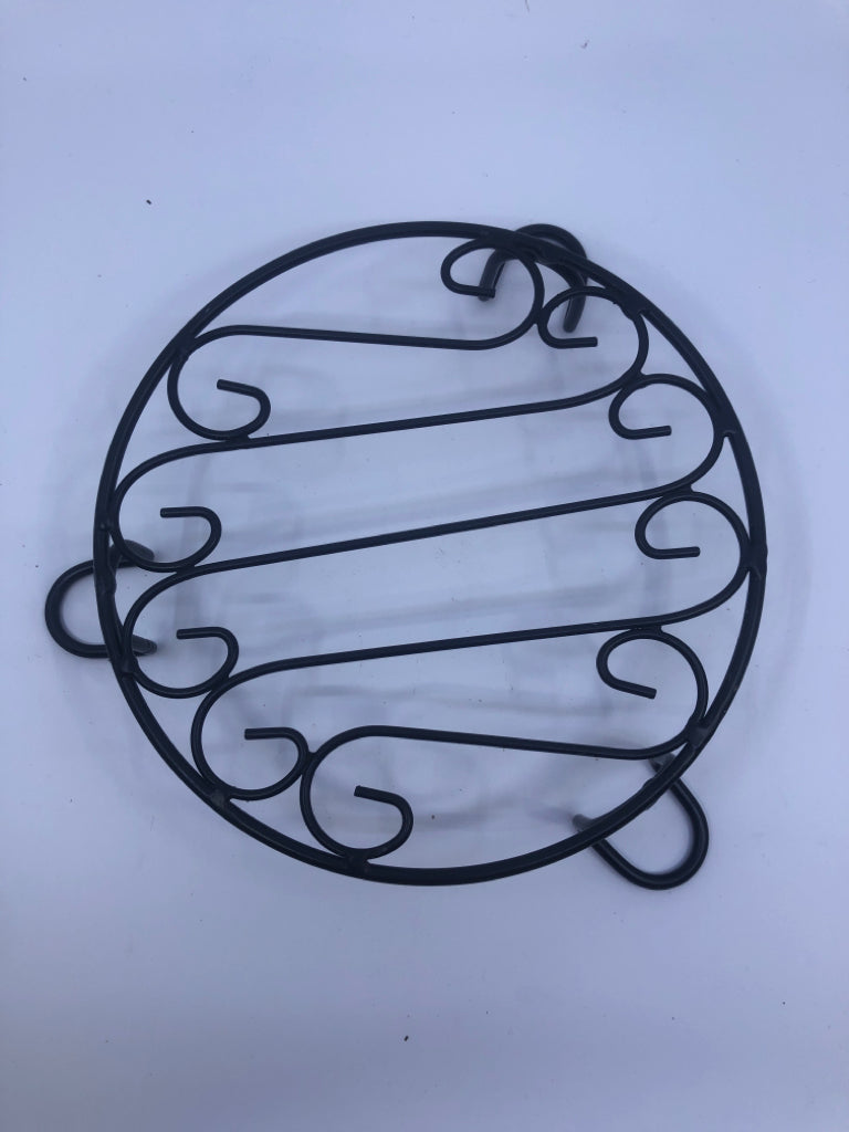 ROUND BLACK METAL FOOTED TRIVET.