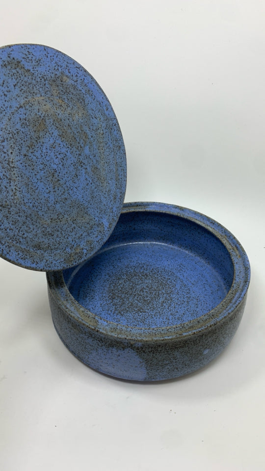 BLUE AND BROWN CERAMIC POTTERY CASSEROLE DISH W/LID.