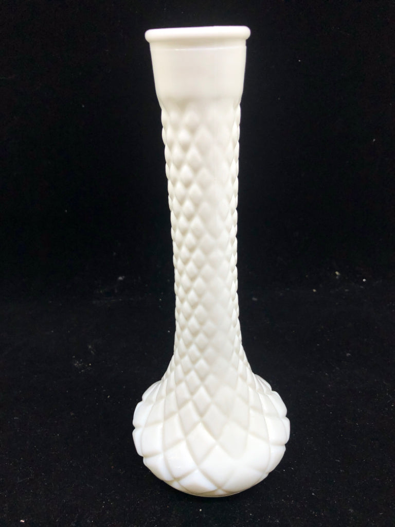 VTG DIAMOND PATTERN SKINNY BUD VASE.