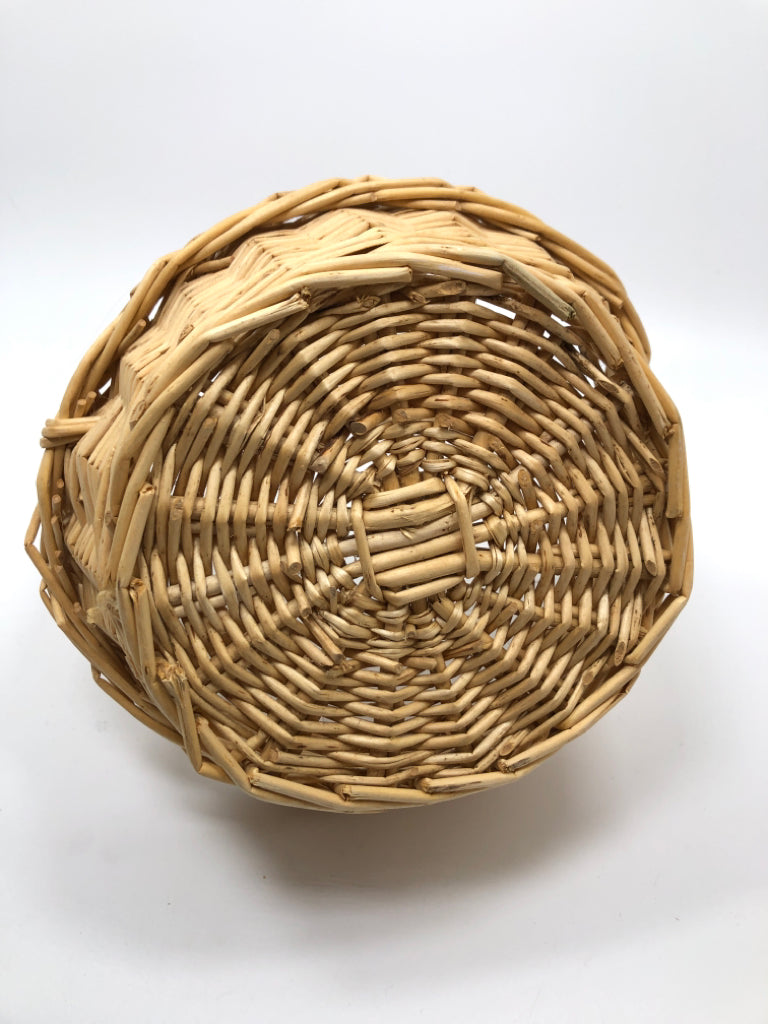 SMALL WICKER BASKET W/SPIRAL HANDLE.