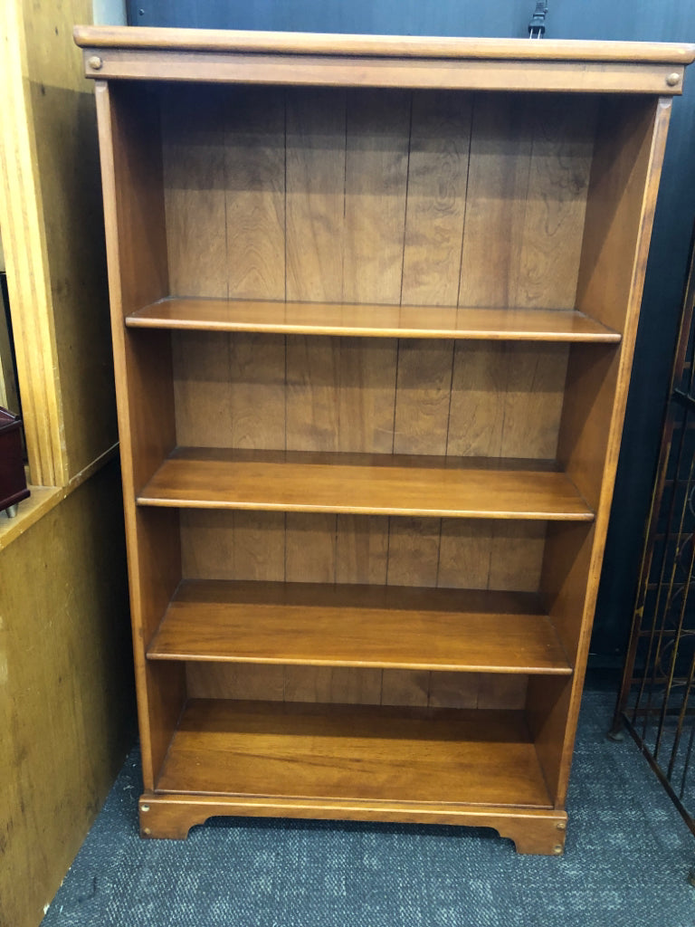4-TIER LIGHT-WOOD BOOKSHELF.