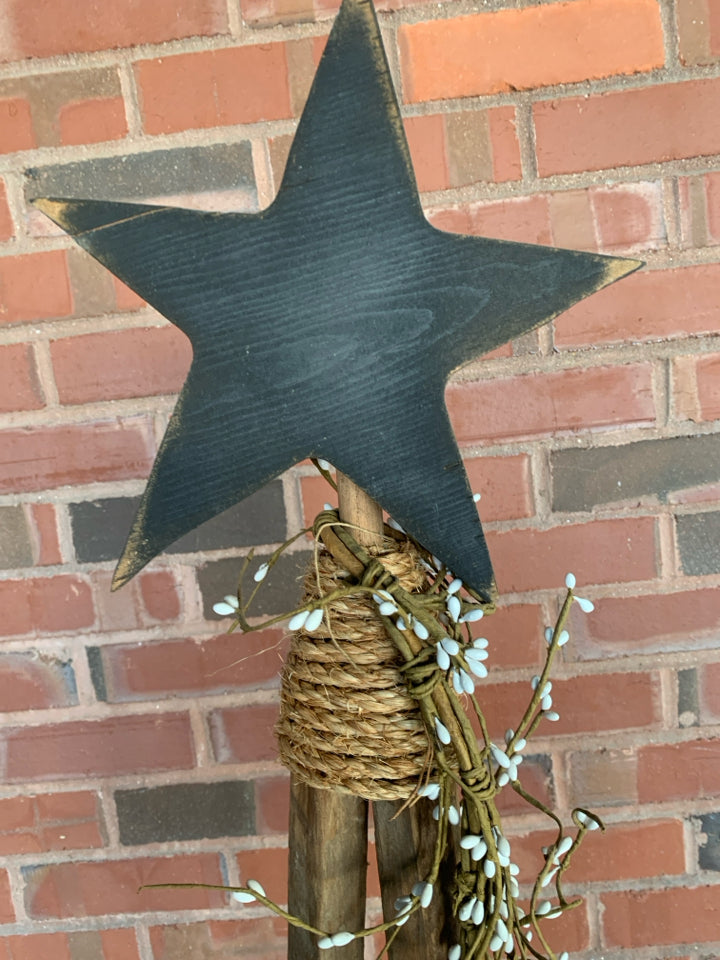 PRIMITIVE DECORATIVE BLACK STAR STAND W/PIP GARLAND.
