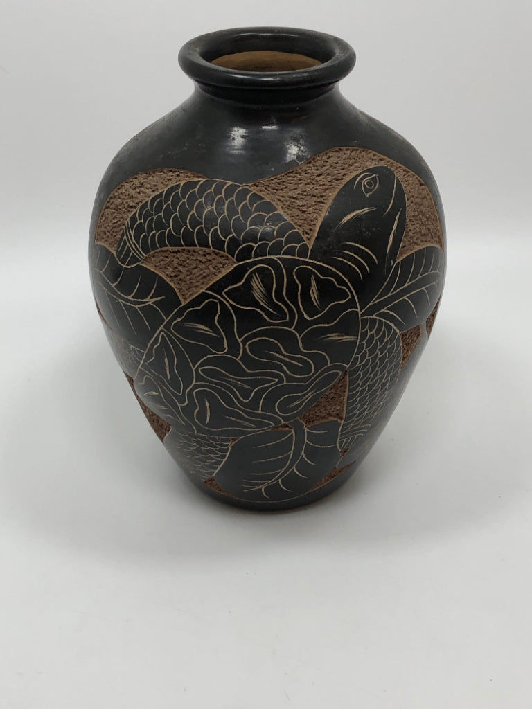WOOD CARVED TURTLE VASE.