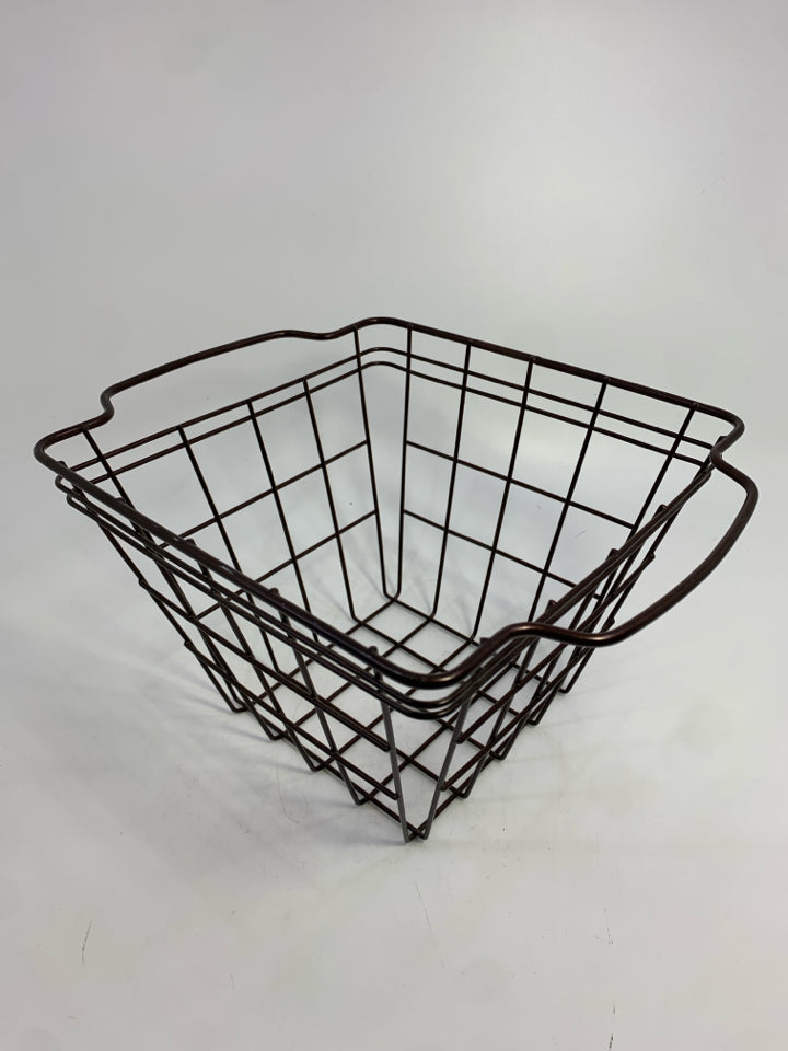 BROWN METAL SQUARE WIRE BASKET.
