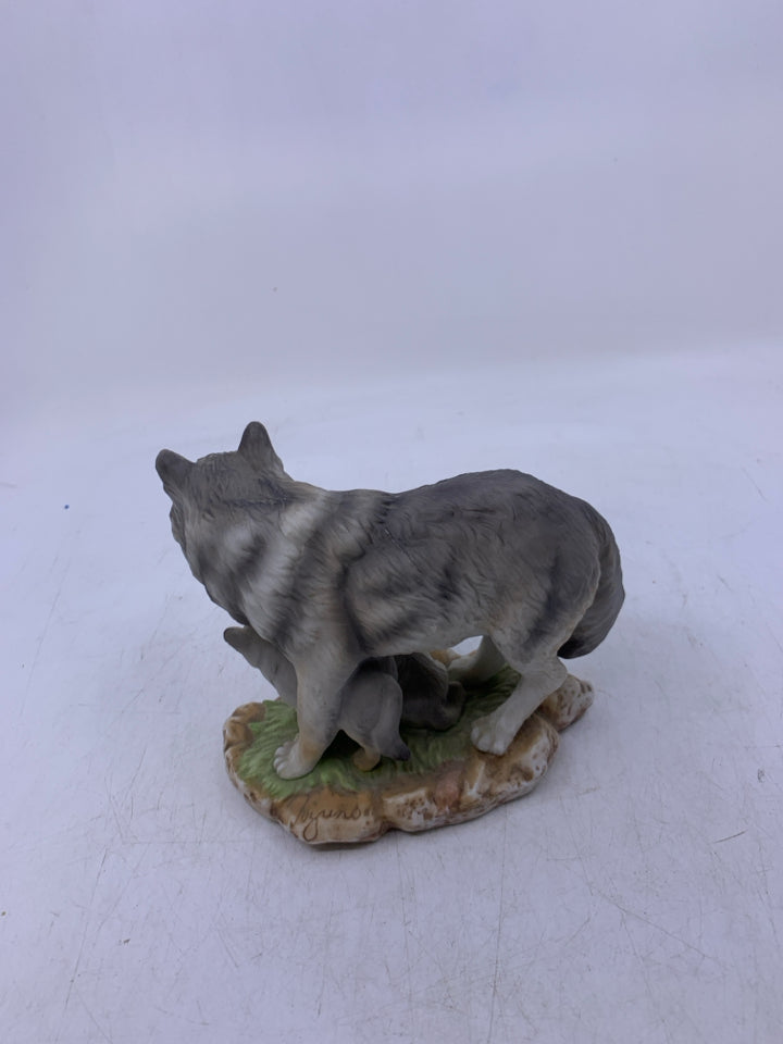 CERAMIC WOLF W/ BABIES.