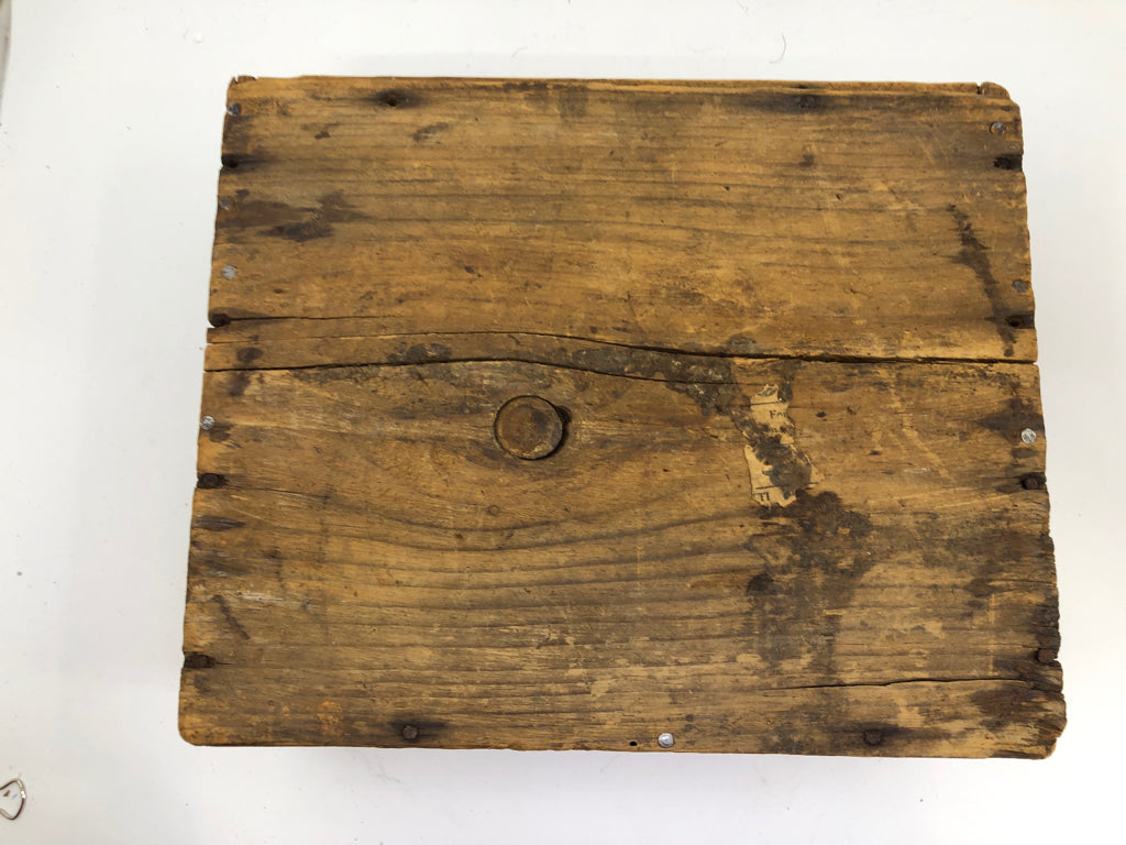 VTG WOOD CAPEWELL HORSE NAIL CRATE.