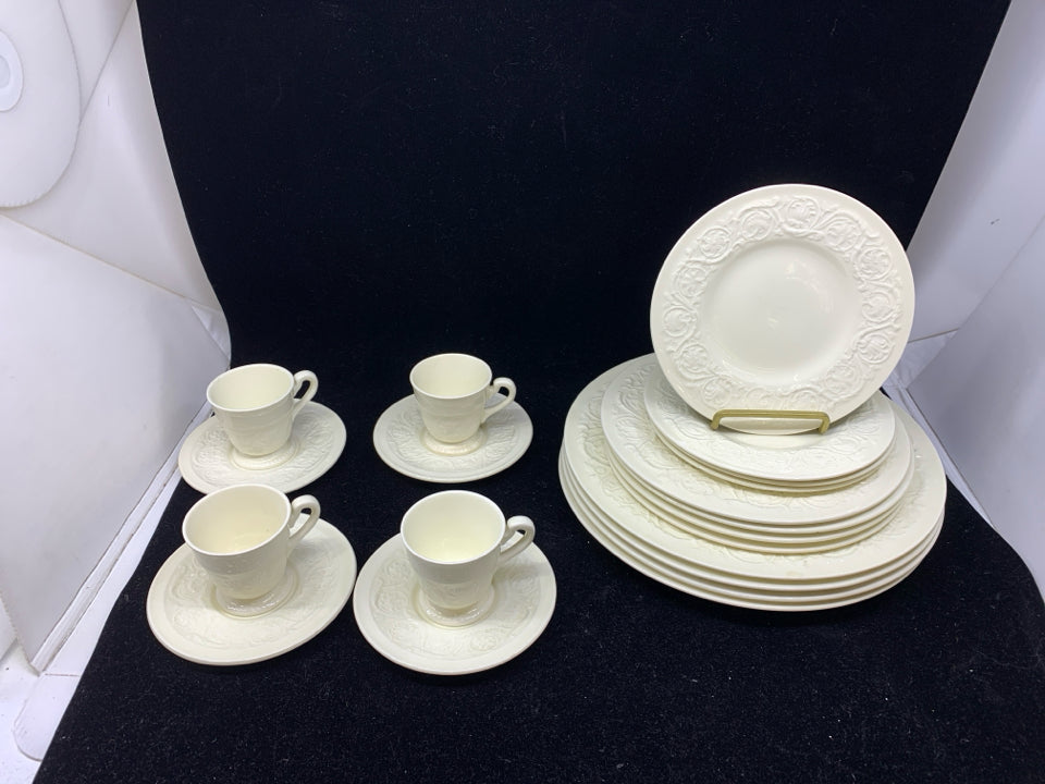 20PC VTG WEDGWOOD FLOWER SCROLL DINNER SVC FOR 4.