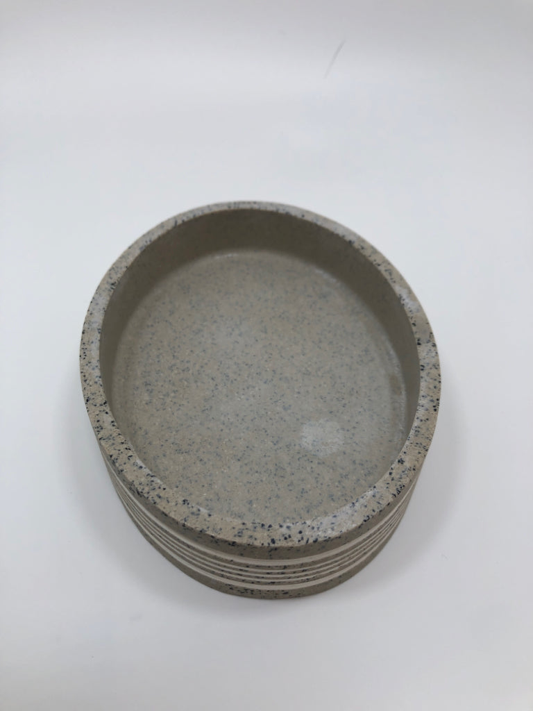 GREY STONE SOAP DISH W/WHITE LINES.
