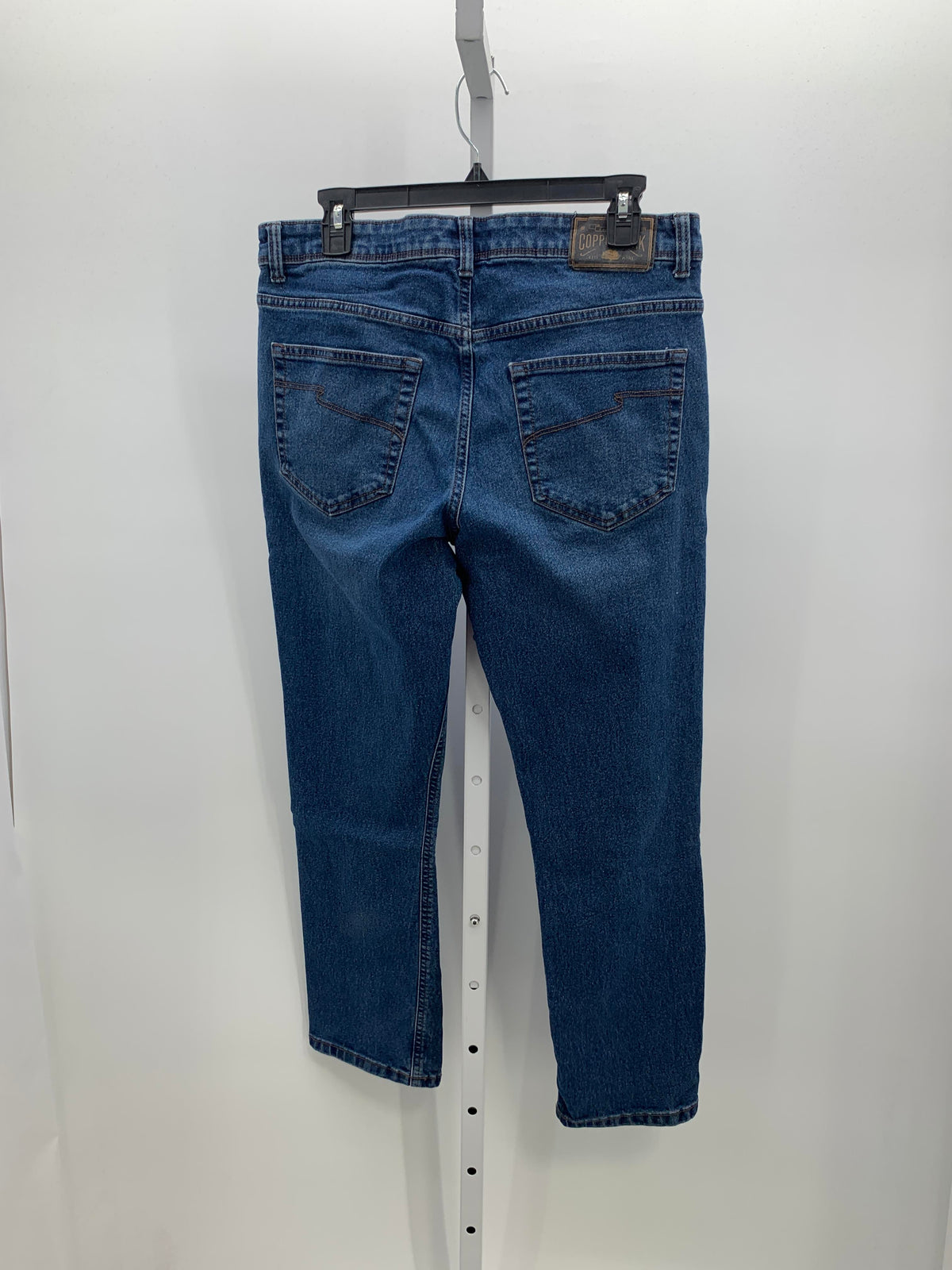 STRAIGHT FIT JEANS.
