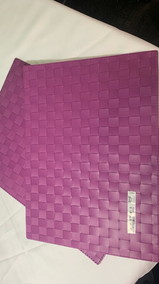 4 PLASTIC WOVEN PURPLE PLACEMATS.