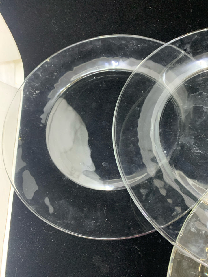 4 CLEAR GLASS DINNER PLATES.