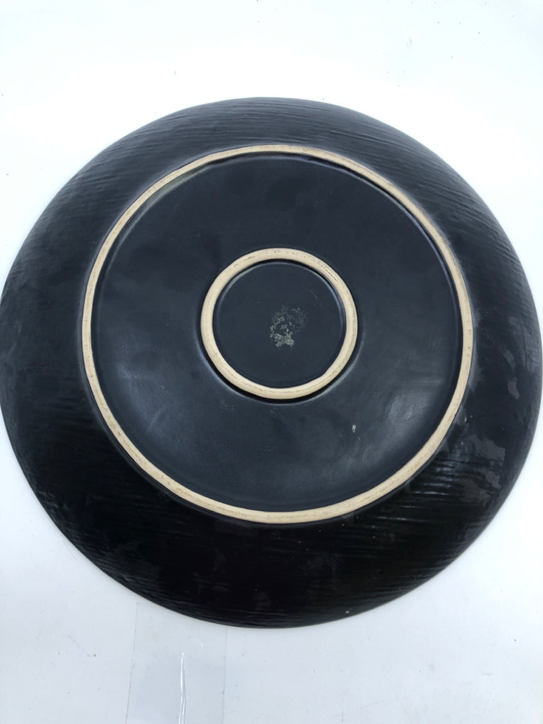 GREEN/BLACK CERAMIC SERVING DISH.