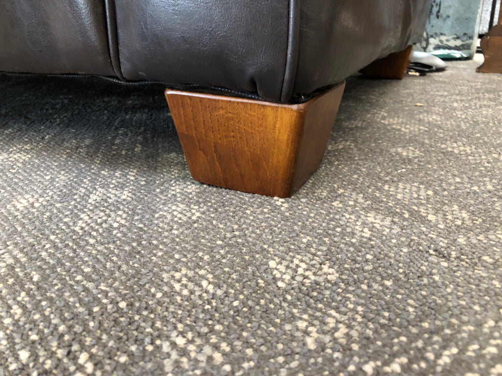 BROWN LEATHER LOVE SEAT W/2 GEOMETRIC STYLE PILLOWS.