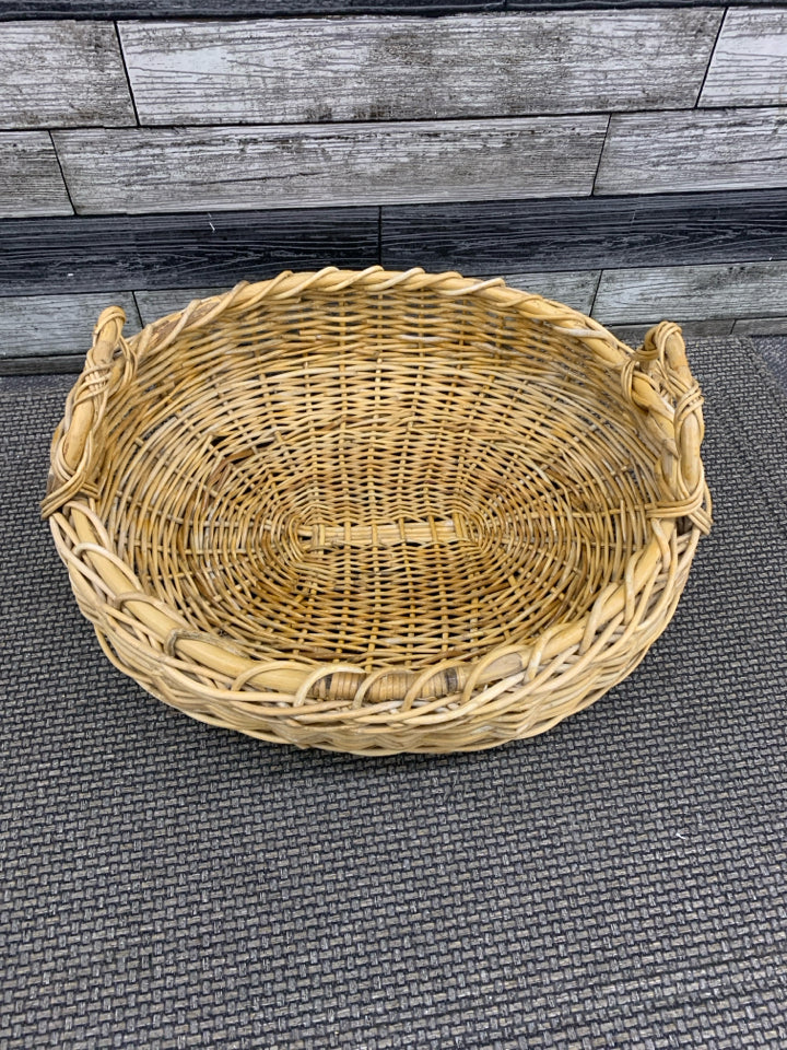 SHALLOW WOVEN BASKET.