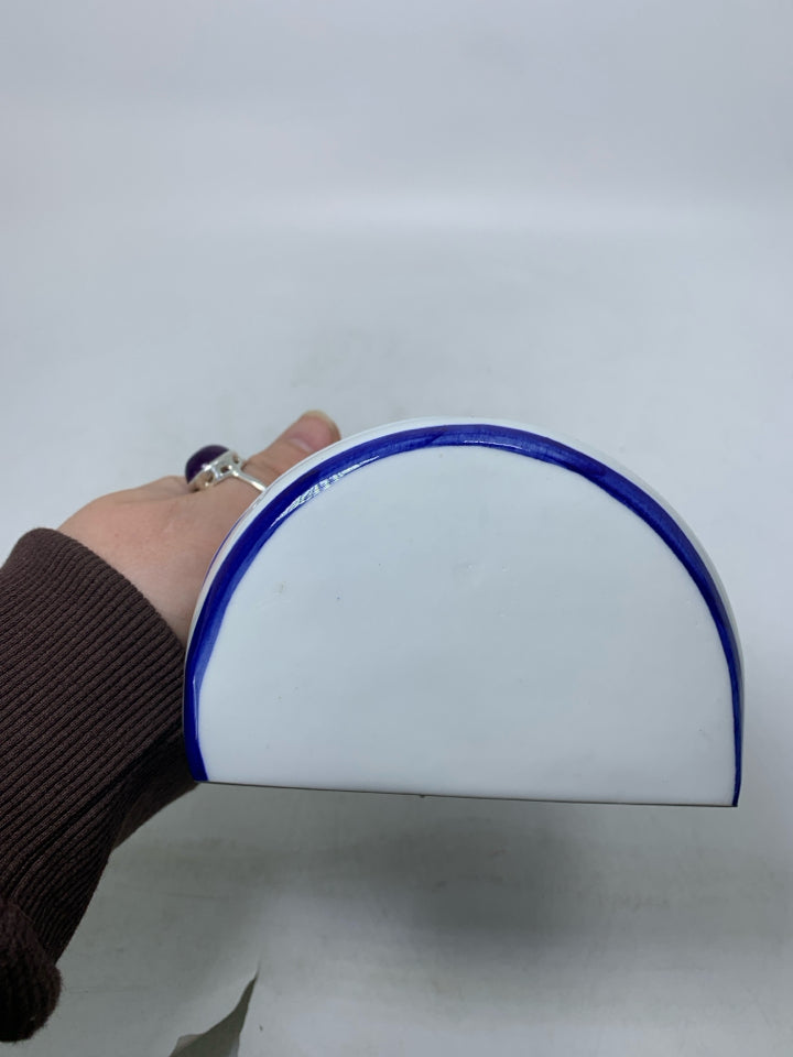 CERAMIC "ACORES MULLHER DE CAPOTE" IN BLUE WRITING/EDGES WALL POCKET.