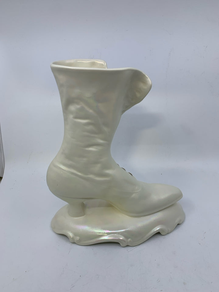 VTG CERAMIC IRIDESCENT CREAM COLORED VICTORIAN BOOT VASE 1983.