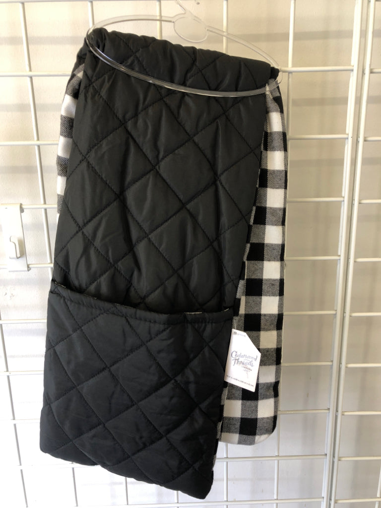 NIP BUFFALO PLAID OVER THE SHOULDER POT HOLDER.
