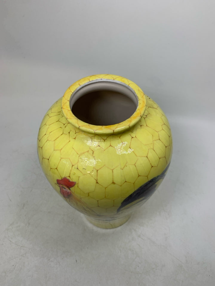 CHICKEN WIRE PATTEN VASE W/ BLK/WHITE ROOSTER.