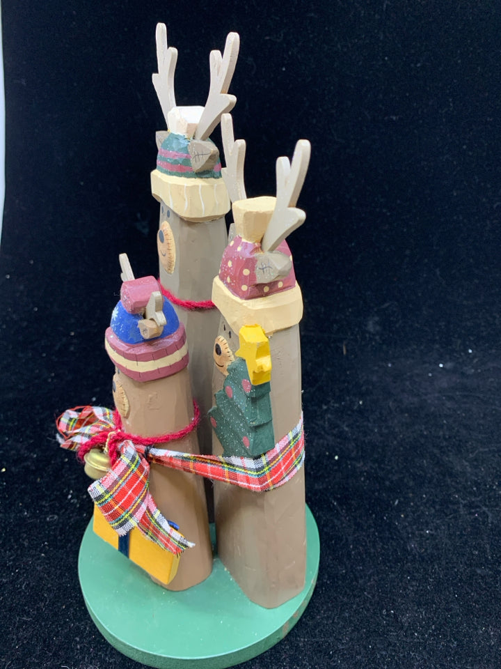 WOOD STANDING REINDEER FAMILY.