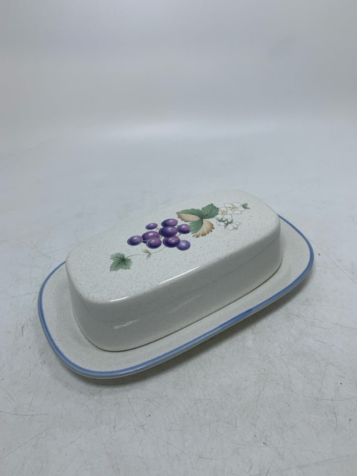 STONEWARE BUTTER DISH W/ GRAPES.