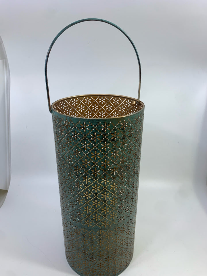 TEAL METAL CANDLE LANTERN W/ORNATE CUT OUT DESIGN W/LIGHT UP PILLAR CANDLE.