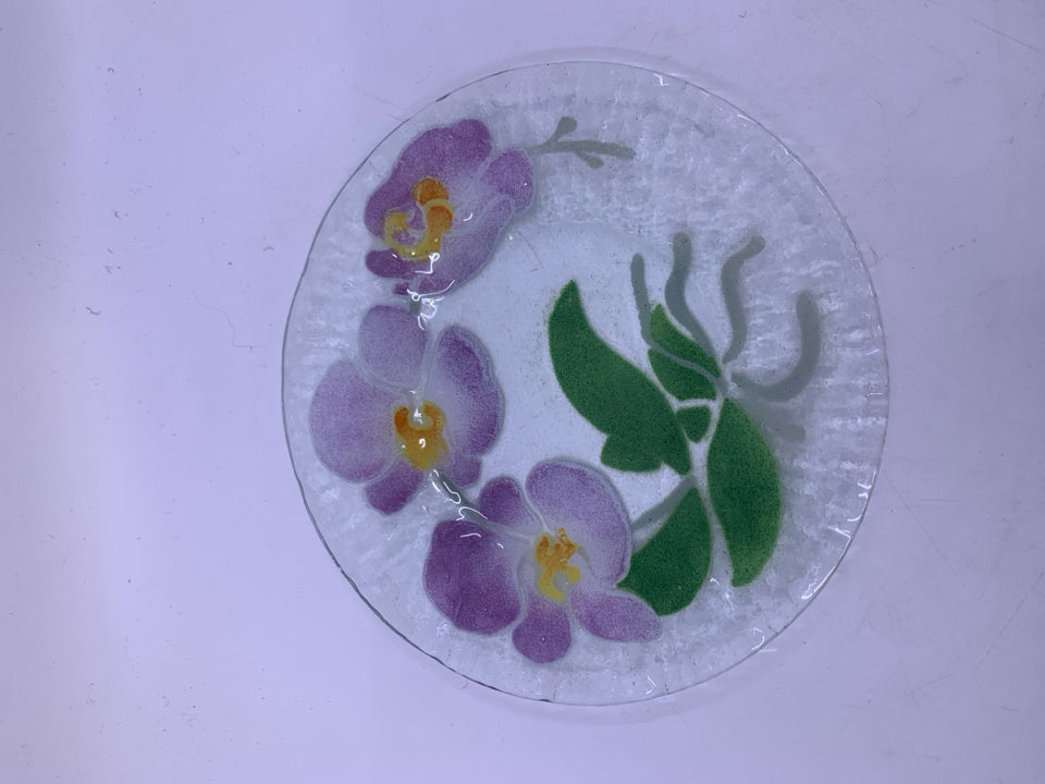 6 ASSORTED FUSED GLASS FLORAL LUNCH PLATES.