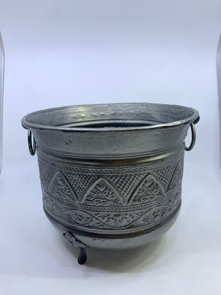 VTG EMBOSSED COATED METAL PLANTER W/2 HANDLES & 3 FEET.