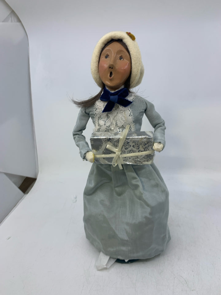 1994 BYERS' CHOICE WOMAN CAROLER IN BLUE DRESS.