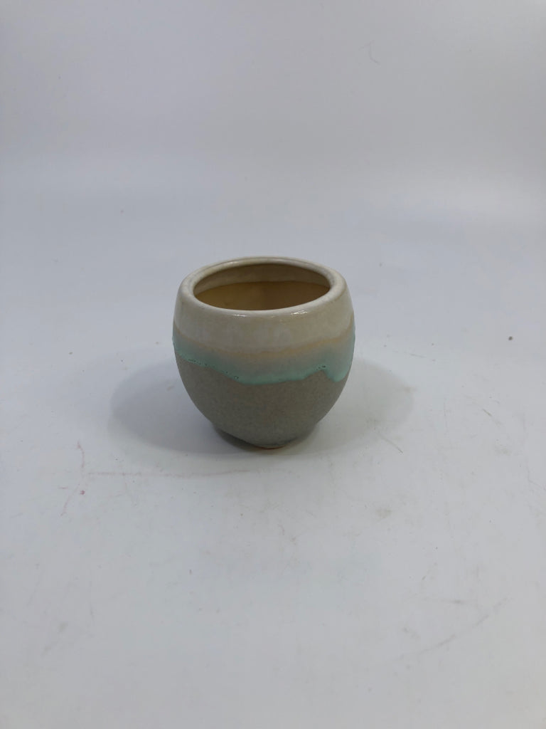CREAM/TEAL MINI PLANT POT.