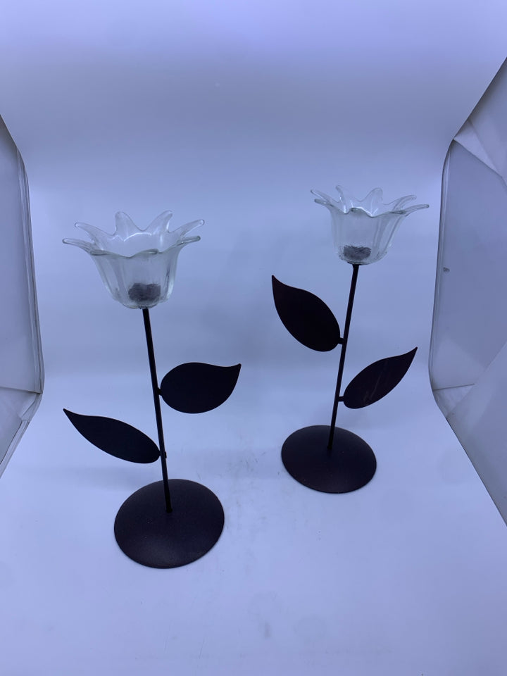 2 METAL FLORAL TEA LIGHT HOLDER.