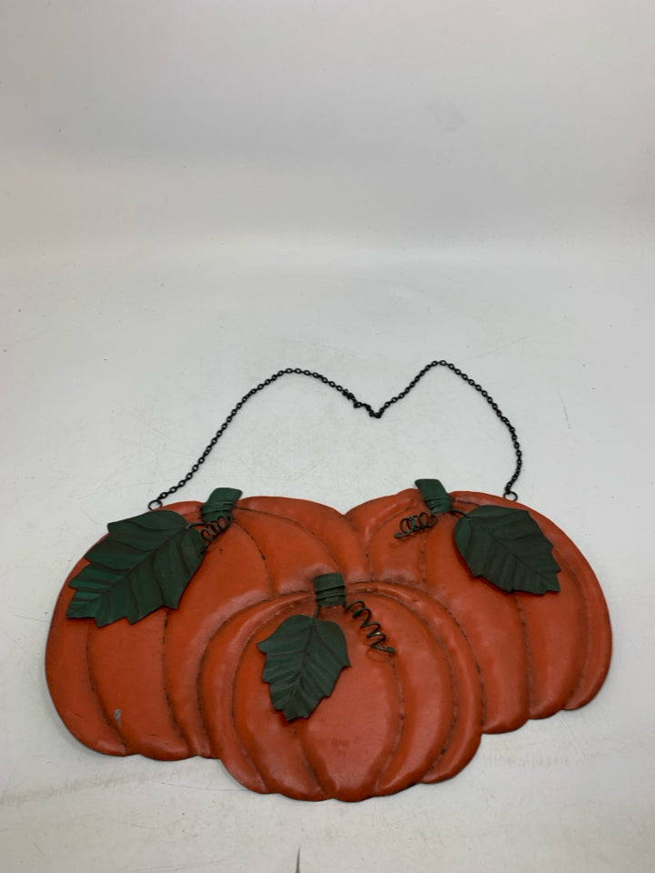 3 PUMPKINS METAL WALL HANGING.