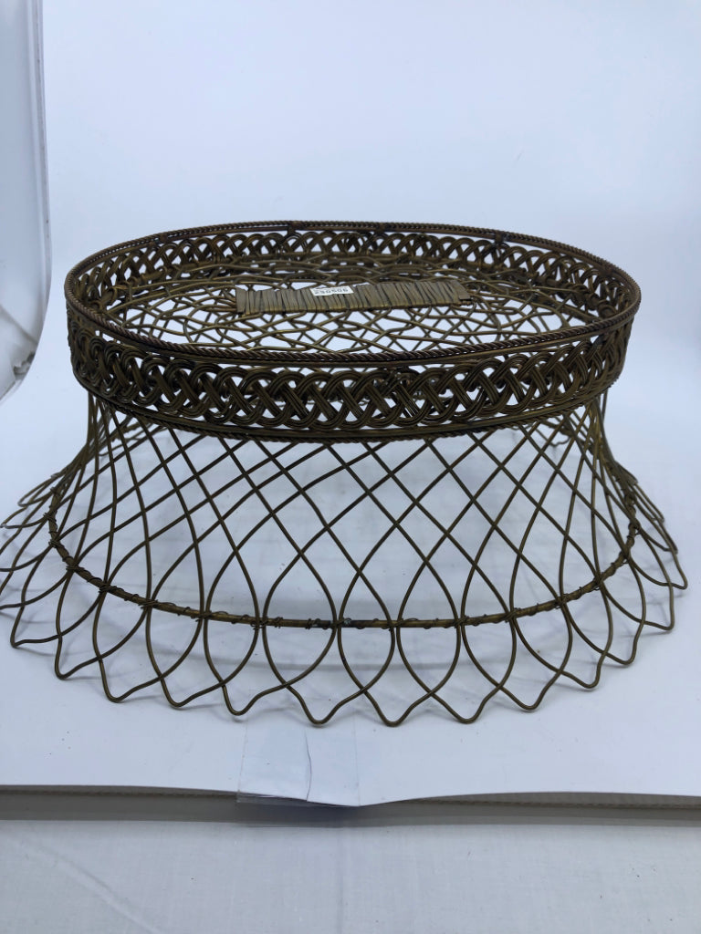 OVAL METAL WIRE BASKET/ PLANTER.