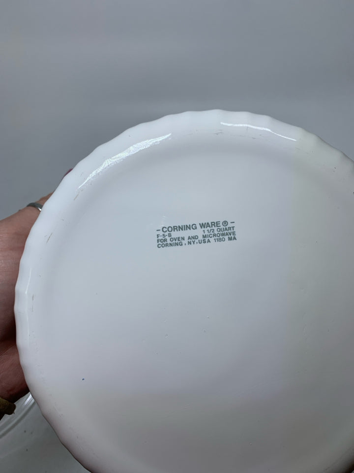 CIRCLE RIBBED CASSEROLE DISH W/ LID.