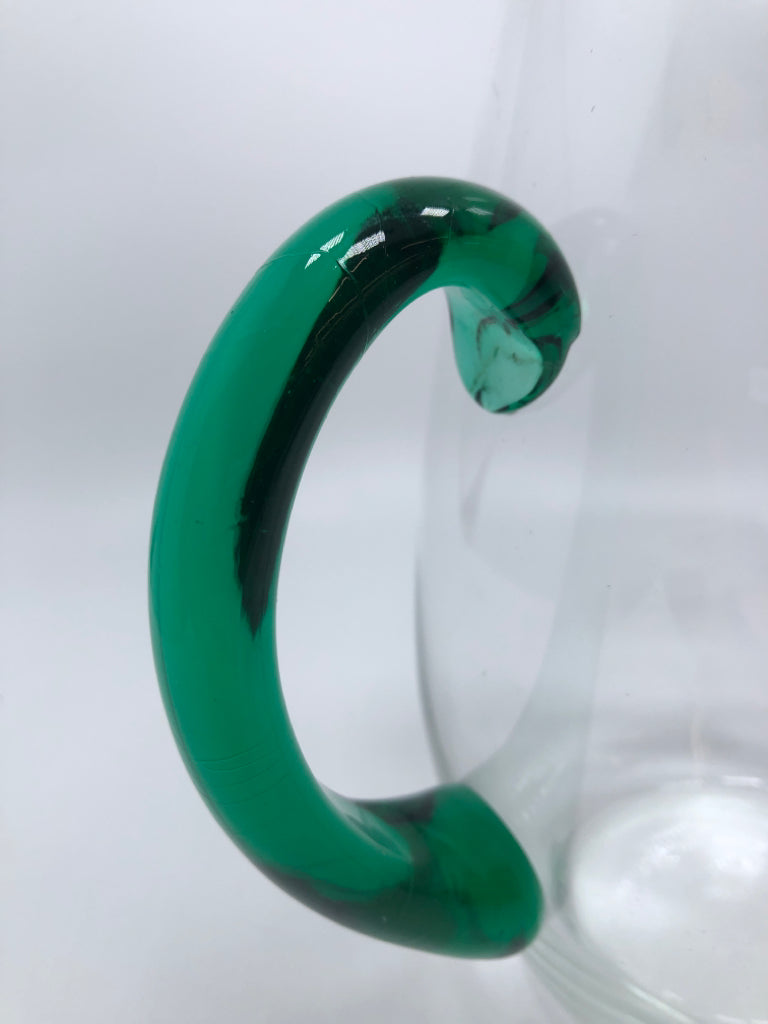 CLEAR GLASS PITCHER W/GREEN GLASS HANDLE.