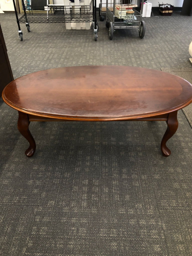 OVAL WOOD COFFEE TABLE.