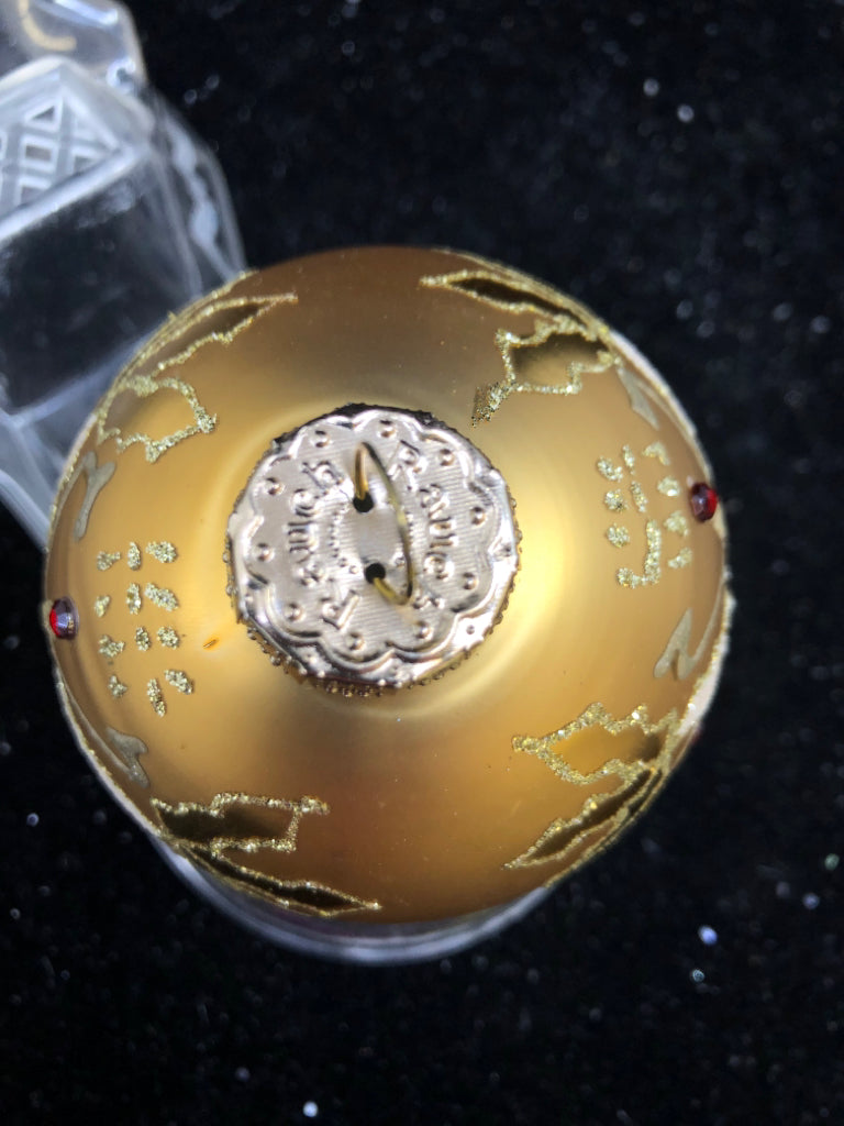 GOLD GLITTER SNOWFLAKE ORNAMENT.