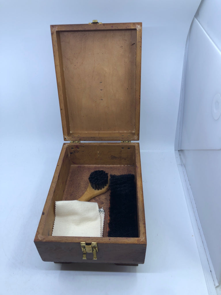 VTG WOOD SHOE SHINER FOOTED BOX W/ LATCH.