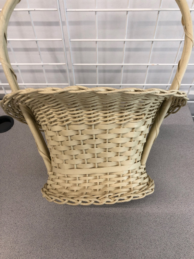 CREAM WICKER CURVED EDGE BASKET.