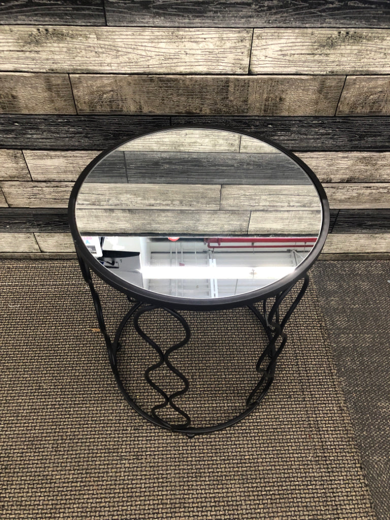 METAL WAVE SUPPORT END TABLE W/ MIRRORED TOP.