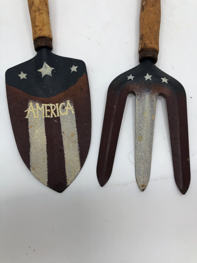 PRIMITIVE AMERICA SHOVEL AND SPADE DECOR.